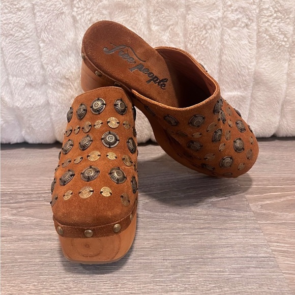 FREE PEOPLE Brown Suede Metal Embellished Slip On Heeled Claudia Clogs Size 8 - Picture 8 of 15